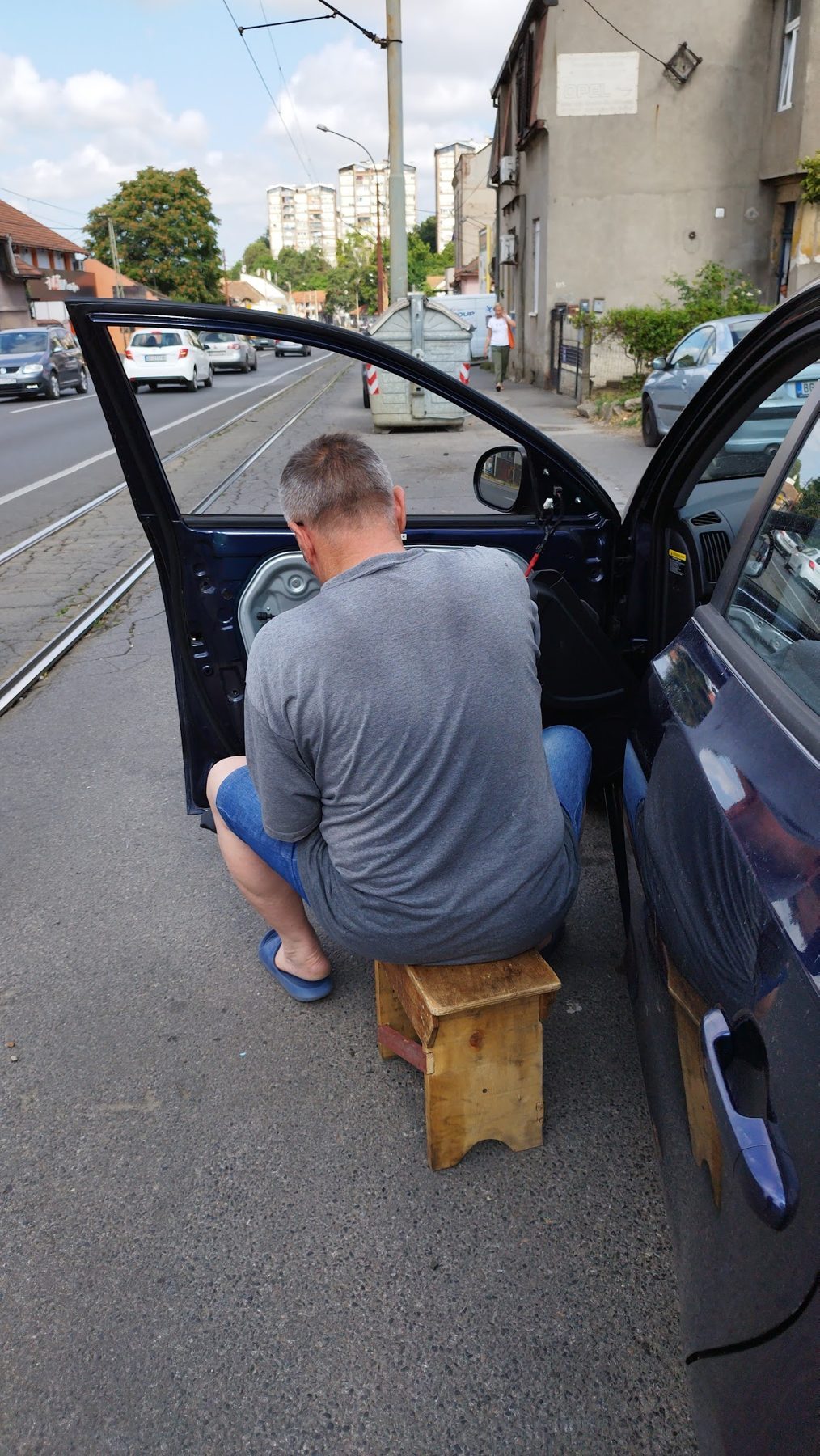 Majstor popravlja podizač stakla na vratima automobila